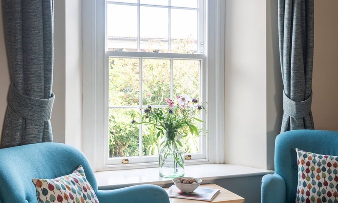 Newton Ferrers Cottage | Rosehip Cottage: Pet-Friendly Retreat with Ocean Views