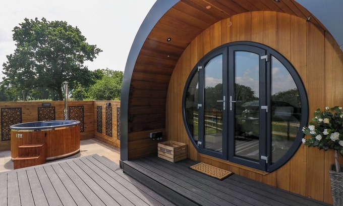 Porthyrhyd Cottage | ROSELEA LUXURY POD LODGE, with hot tub in Llanddarog