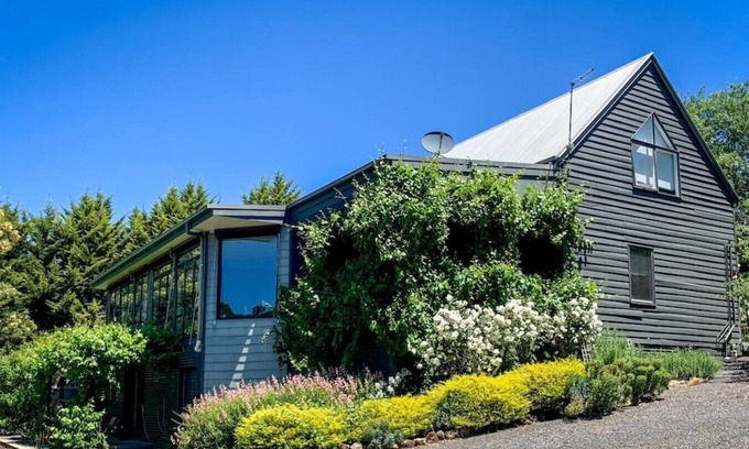 Hepburn House | Experience Rosella Gardens: Spa, Fireplace & Firepit Awaits