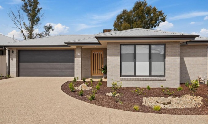 Yarrawonga House | Welcoming Rosella Retreat: Pet & Child Friendly Getaway