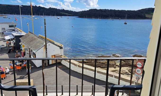 St. Mawes Cottage | Rosemullion: Spacious Apartment for 8 with Family-Friendly Amenities