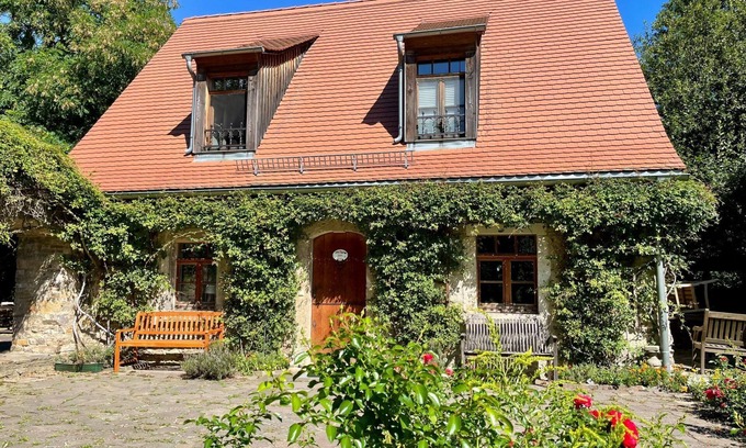 Falkenhain House | Experience Rosencottage with Pool and Spa Amenities