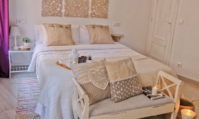 Calahorra Cottage | Elegant Rosette Apartment with Kitchen, Rated 10/10
