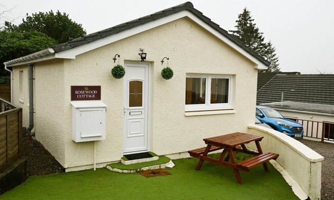 Fort William Cottage | Exceptional Rosewood Cottage with Lake View & Kitchen