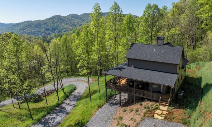 Sylva House | Rosey Hazel: Breathtaking Mountain Views & Delicious Breakfast