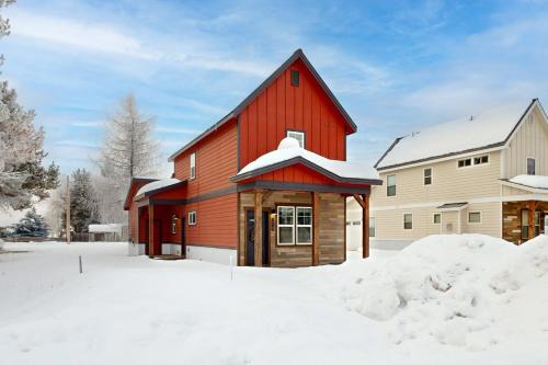 Donnelly House | Rosey - The Petite Chalet in the Pines