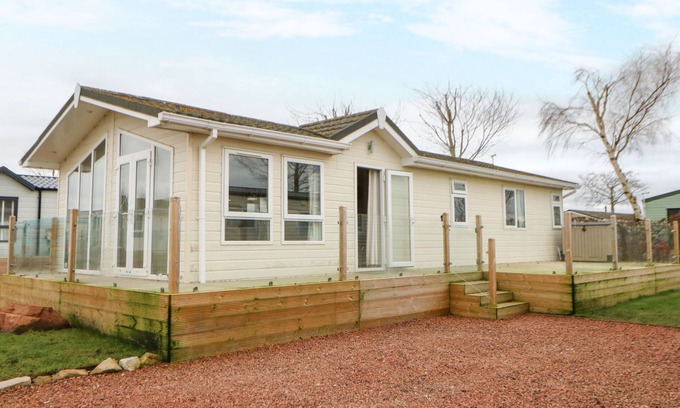 Welton Cottage | Rosie's Zen Den: Pet-Friendly Retreat with Garden Oasis