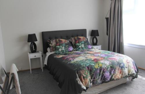 Oamaru House | Pet-Friendly Retreat at Rosies Place with Top Amenities