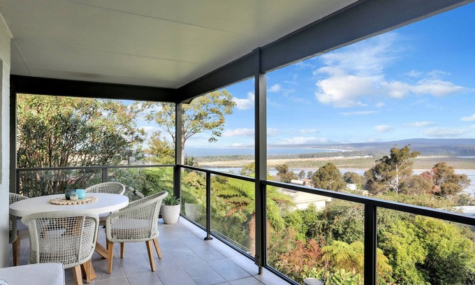 Merimbula Cabin | Rosies Seaview: Family-Friendly 3 Bedroom Retreat by the Sea