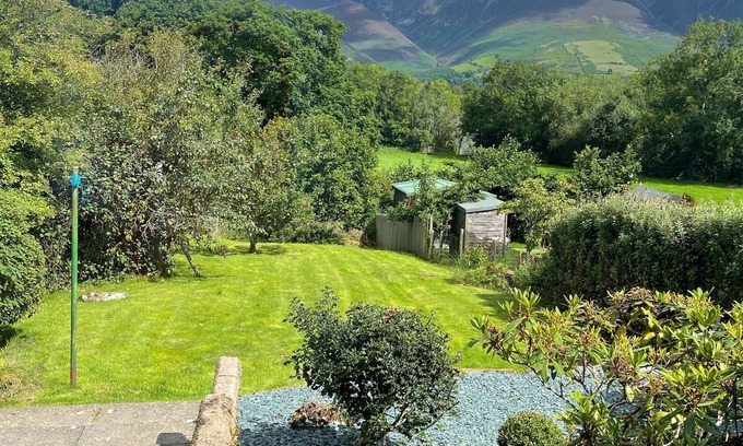 Portinscale Cottage | Roslin Cottage: Cozy Retreat for Families and Pets