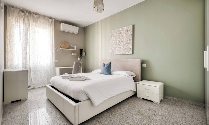 Chinatown Apartment | ROSMINI 8 - Two Bedroom Apartment, Sleeps 6