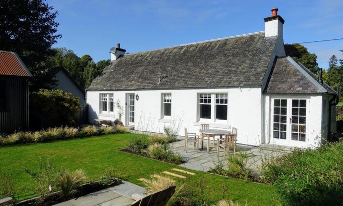 Comrie House | Experience Ultimate Comfort at Ross Lodge, Rated 9.7/10