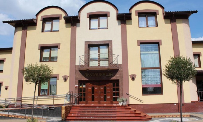 Biala Podlaska Hotel | Discover Rota: Family-Friendly Retreat with Hot Tub & Breakfast