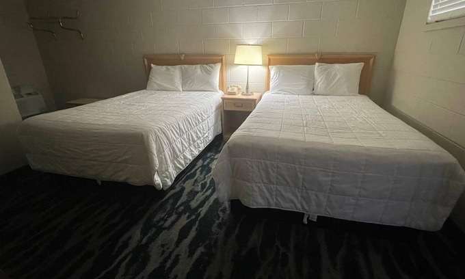 Rotan Hotel | Convenient Rotan Inn: Family-Friendly with Breakfast Options