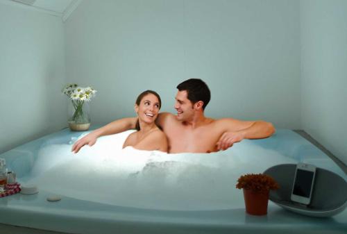 Rotorua Hotel | Relax at Rotorua Coachman Spa Motel with Hot Tub & Breakfast