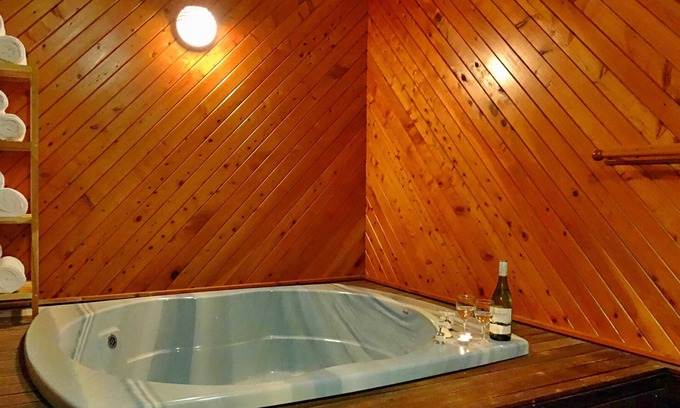 Fenton Street Hotel | Relaxing Rotorua Coachman Spa Motel with Hot Tub & Dining