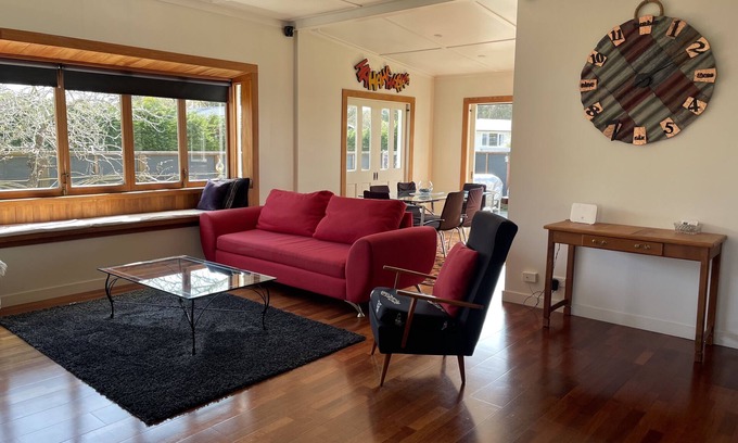 Ngongotaha House | Guest Rated 9.8: Ngongotaha Cottage with Pool & Ocean View