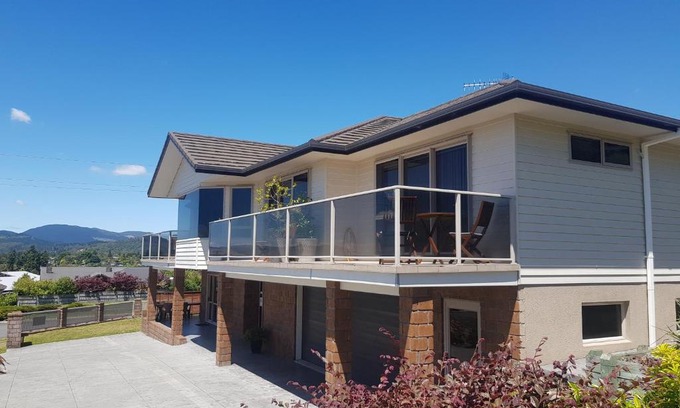Rotorua Bed & Breakfast | Scenic Rotorua Views B&B with Family-Friendly Amenities