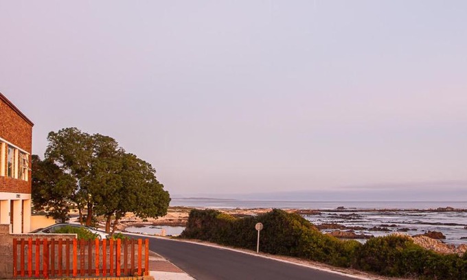 Franskraal House | Oceanfront Rots en See: Guest Rated 10/10 with Pet Friendly Stays