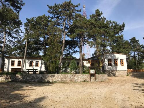 Kovar House | Discover Rotter Lajos Turistaház: Pet-Friendly Retreat