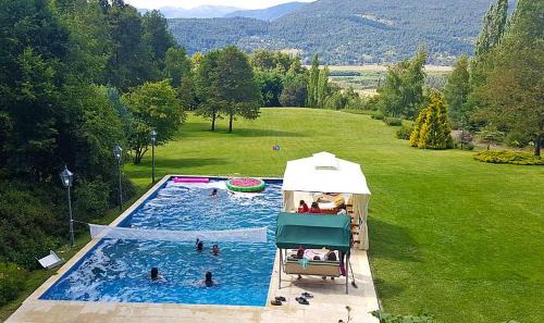 San Martin de los Andes House | Exclusive Rotui Cabaña: Pet-Friendly Retreat with Pool