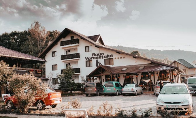 Gura Humorului House | Delightful Roua Voronetului: Hot Tub & Breakfast Included