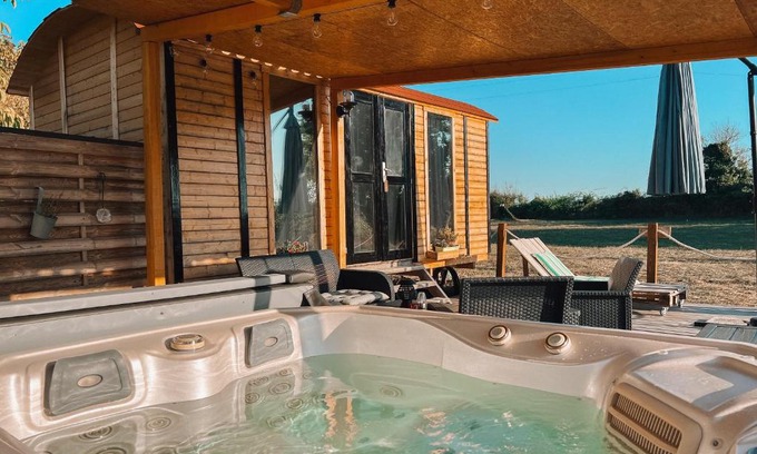 Condom Ski Chalet | Roulotte „douceur“: Oceanfront Retreat with Hot Tub