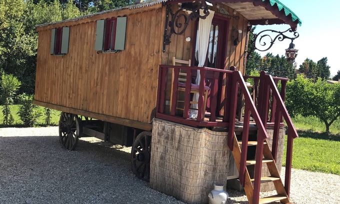 St.-Remy-de-Provence Cabin | Cozy Roulotte for Two with Ocean View & Private Pool