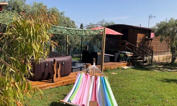 Arles Cabin | Pet-Friendly Roulotte Gite de la Mélie with Spa & Breakfast