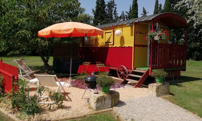 Tarascon Cabin | Roulotte La Pitchoune: Oceanfront Retreat with a Perfect Score