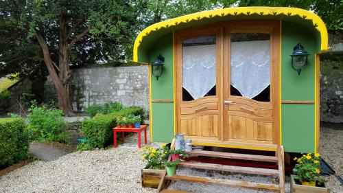 Loches Bed & Breakfast | Top-Rated Roulotte Mariposa with Family-Friendly Dining