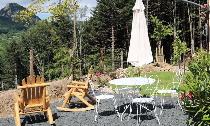Boree Bed & Breakfast | Roulotte Nymphéa: Private Garden & Mountain View Retreat
