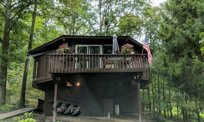 Bedford Cabin | Beautiful Round Cabin Near Bedford with Kitchen & Deck