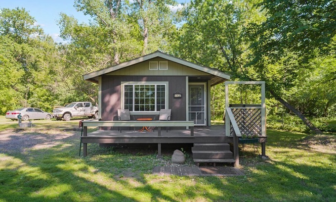 Luck Cabin | Round Lake Hideaway: Family-Friendly with Pool & Breakfast
