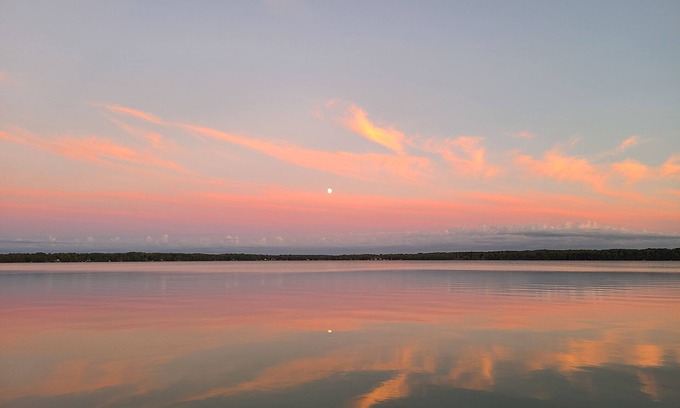 McMillan Cottage | Round Lake Retreat: Unmatched All-Season Recreation Awaits