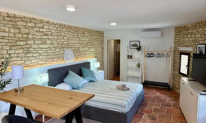 Setenil de las Bodegas Apartment | 'Round Stone Room 5' with Mountain Views, Private Pool and Wi-Fi