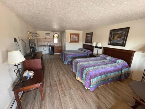 Fox Farm-College Hotel | Budget-Friendly Round-Up Motel with Family Amenities