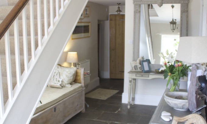 Kelston Bed & Breakfast | Discover Roundhill Farmhouse: Guest Rated 9.8/10 & Family-Friendly