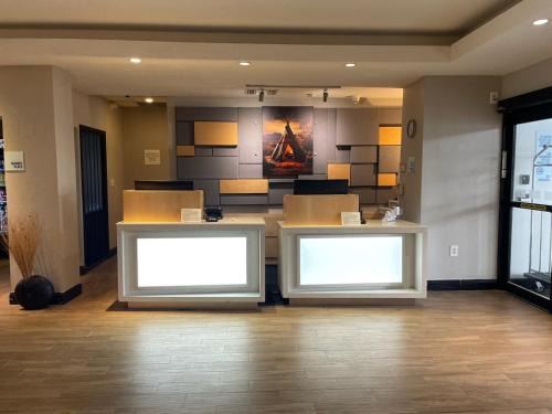 Miami Hotel | Family-Friendly Holiday Inn Express & Suites - Miami Awaits