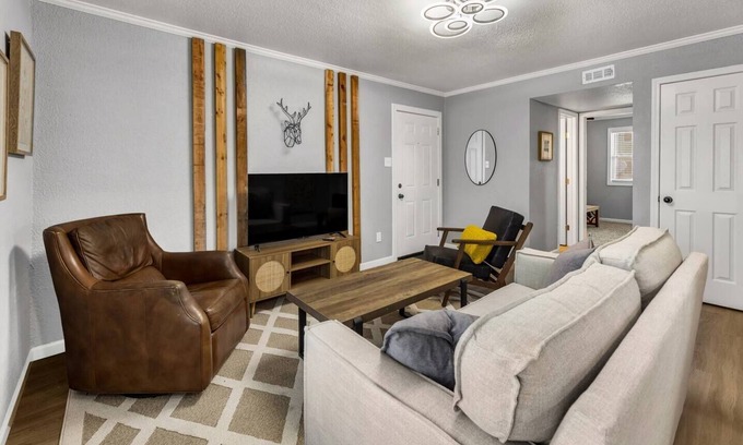 Royal Bryan Apartment | Guest Rated: Rowan Hotel with King Beds Near A&M