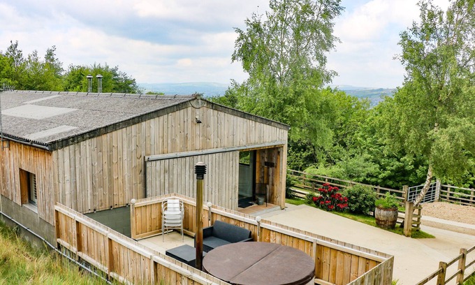Keighley Cottage | Inviting ROWAN BANK Retreat with Hot Tub in Silsden
