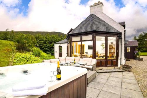 Aviemore House | Rowan Cottage: 4-Star Getaway for Families and Pets