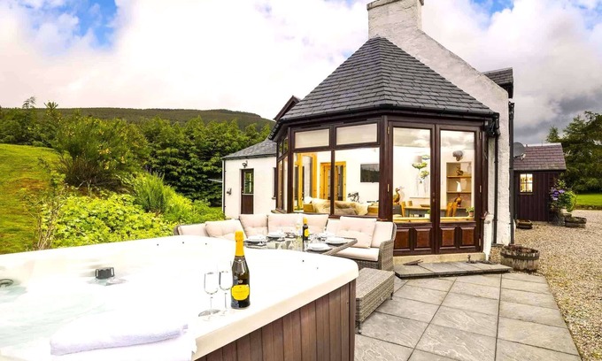 Aviemore Cottage | Rowan Cottage - Ideal Retreat with Spa and Hot Tub
