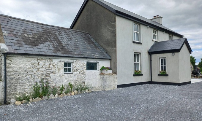 Farranfore Ski Chalet | Top-Rated Rowan House Holiday Home with Spa and Breakfast