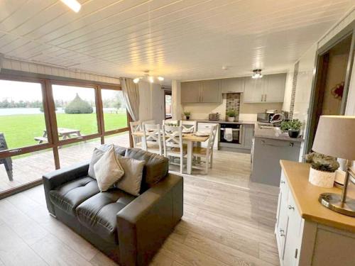 York House | Rowan Lodge: Family & Pet-Friendly Retreat with Hot Tub