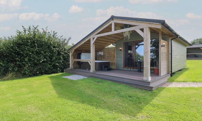 Swadlincote Cottage | ROWAN: Romantic Cottage with Hot Tub in Donisthorpe