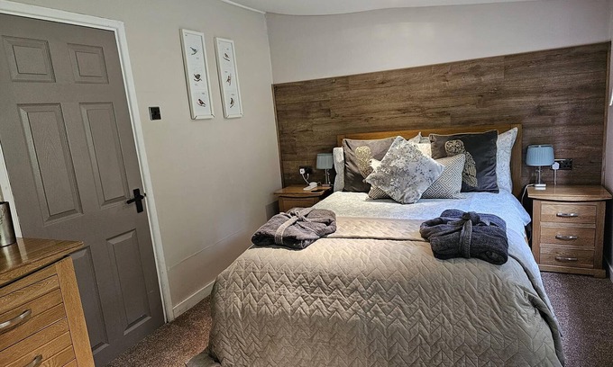 Farden Cabin | Idyllic Rowan Tree Lodge: Woodland Retreat with Hot Tub