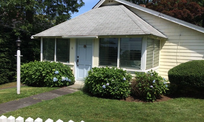 Rowayton Cottage | Rowayton Bungalow: Guest Rated 10/10 with Oceanfront Views
