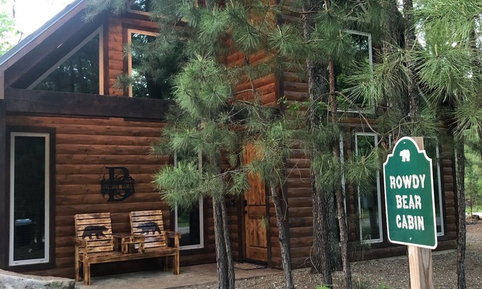 Broken Bow Cabin | Unforgettable Rowdy Bear Cabin with Hot Tub & Game Room