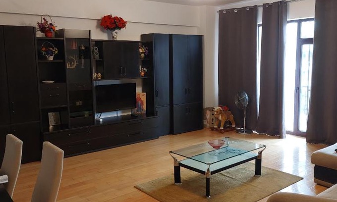 Ramnicu Valcea Apartment | Roxana Apartament: Family-Friendly Retreat with Top Reviews